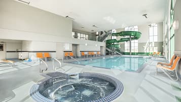Inomhuspool med öppettider 09.00 till 22.00, och solstolar