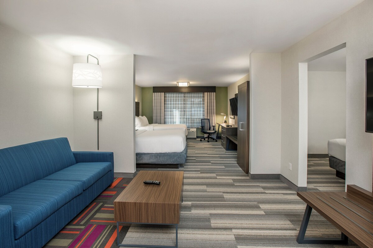 Suite, Meerdere bedden | Luxe beddengoed, pillowtop-bedden, een kluis op de kamer, een bureau