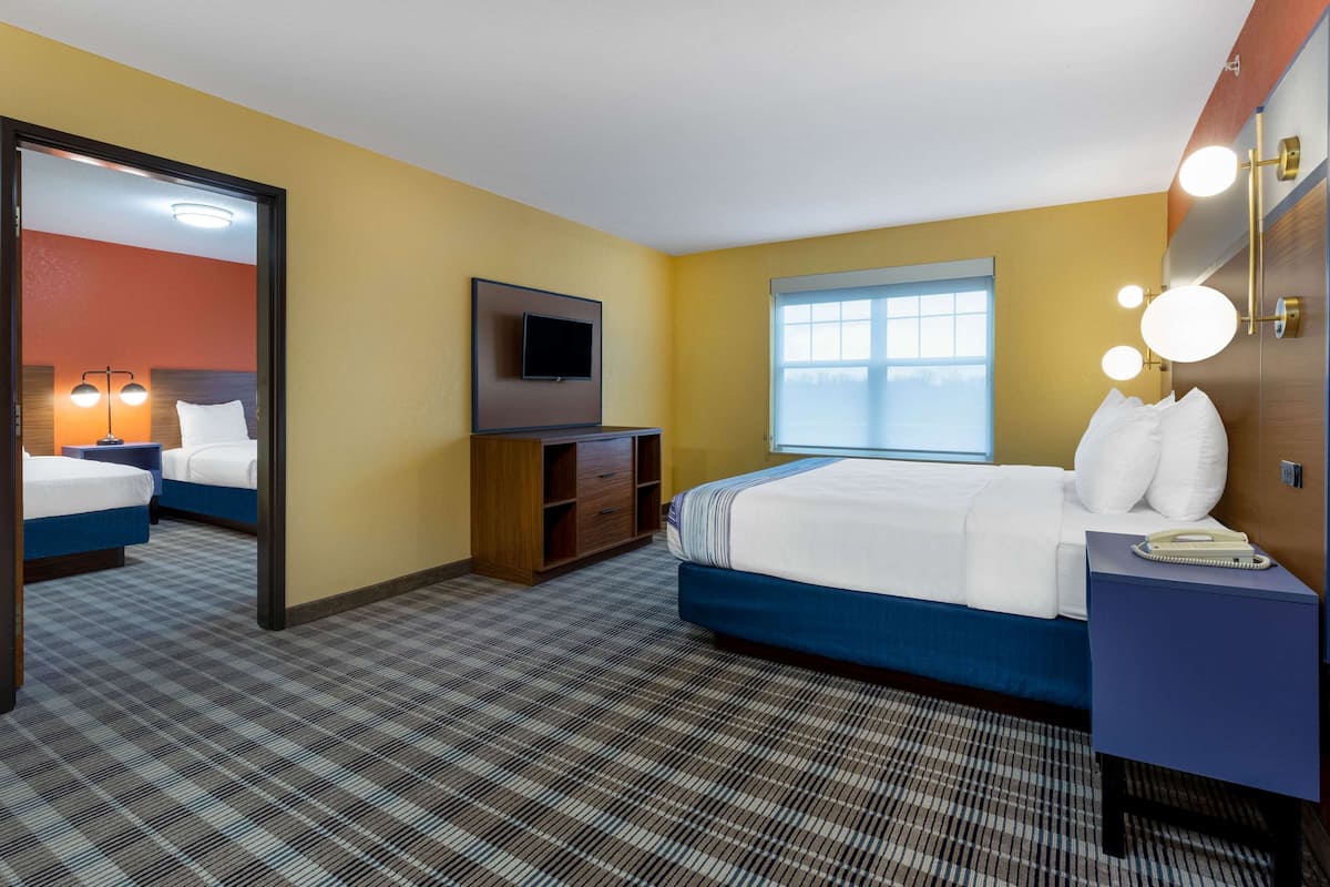 1 King and 2 Twin Bed