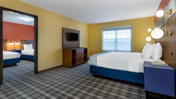 1 King and 2 Twin Bed | Escritorio, cortinas opacas, tabla de planchar con plancha