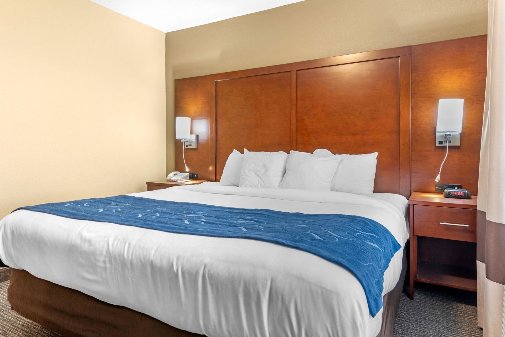 Couette en duvet, bureau, rideaux d’obscurcissement