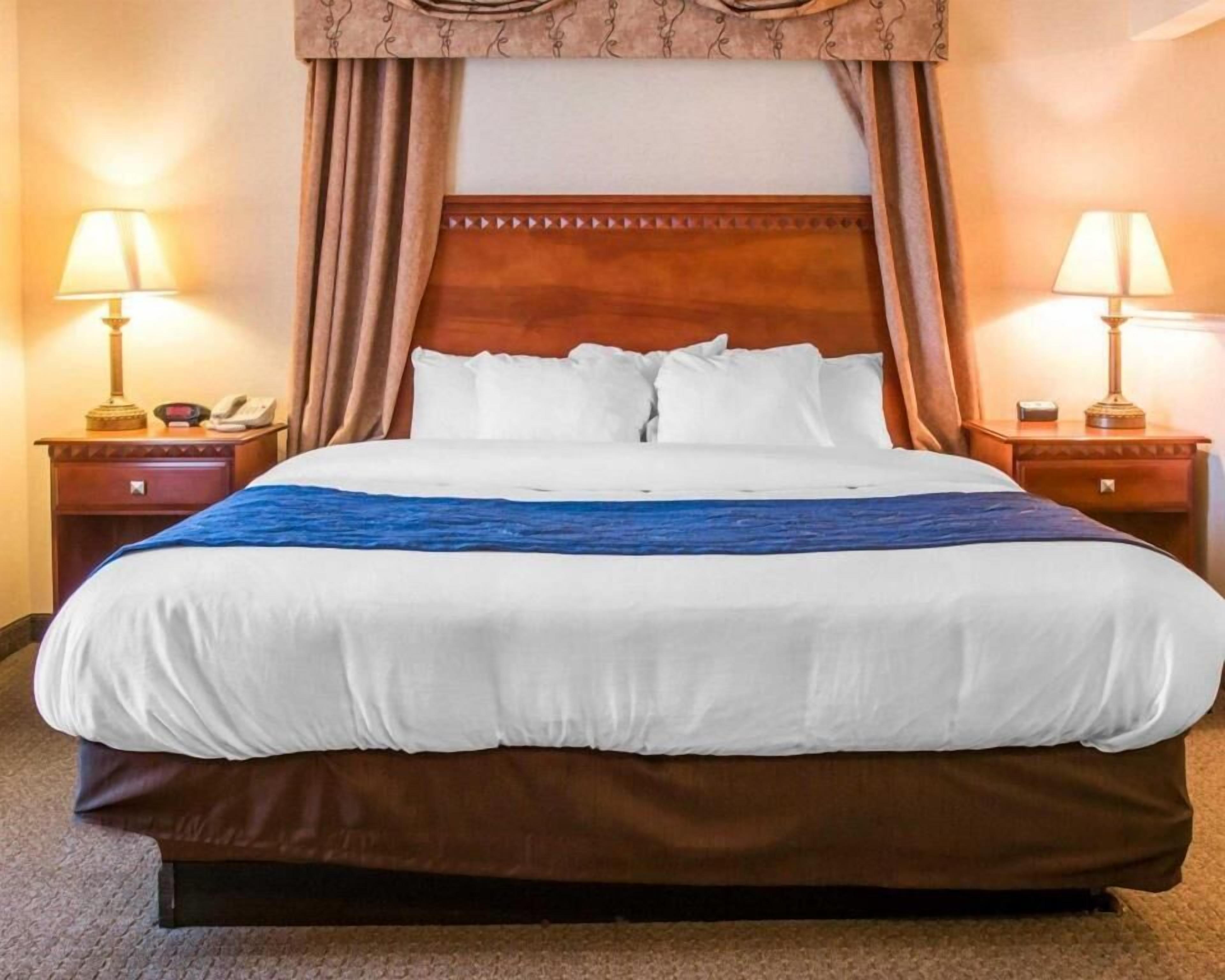 Couette en duvet, bureau, rideaux d’obscurcissement