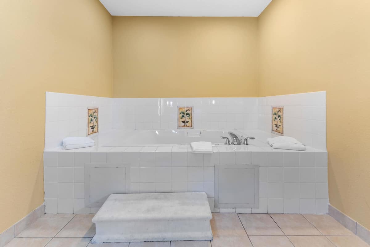 deluxe suite, 1 king bed, non smoking | jetted bathtub