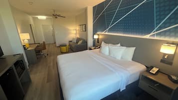 Bureau, rideaux occultants, fer et planche Ă repasser