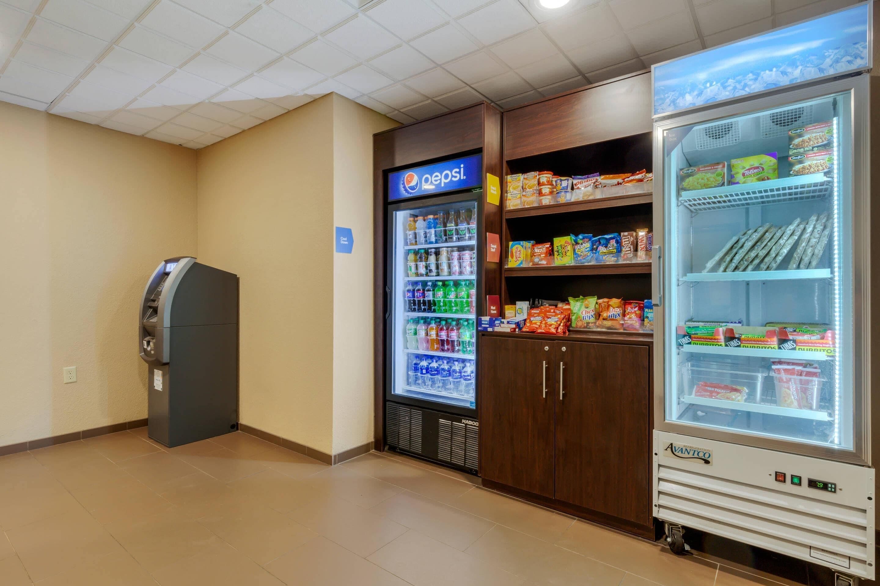 Zona de venta con Pepsi, un refrigerador y una nevera NuValio.