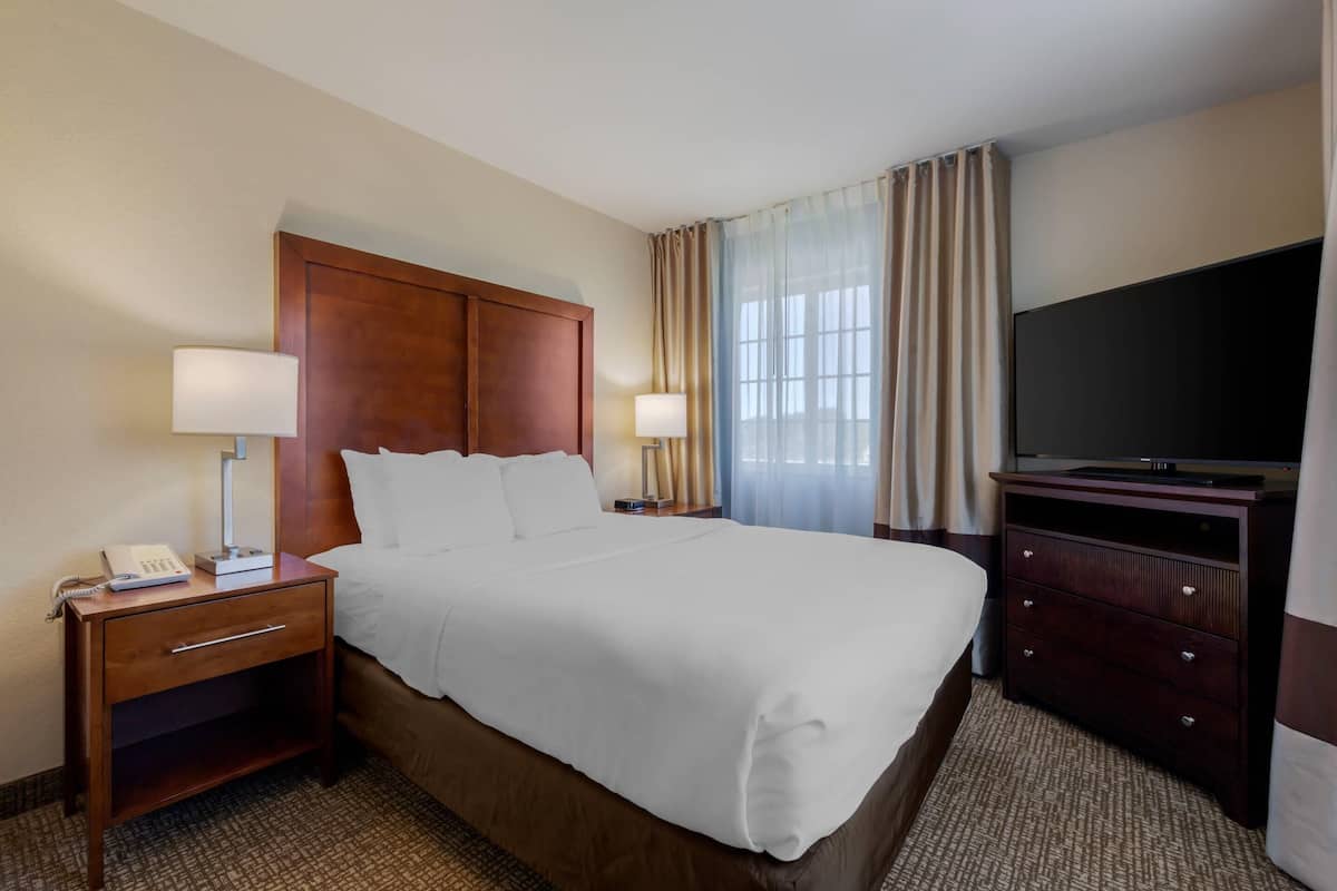 Standard Room | Desk, blackout curtains, iron/ironing board, free WiFi
