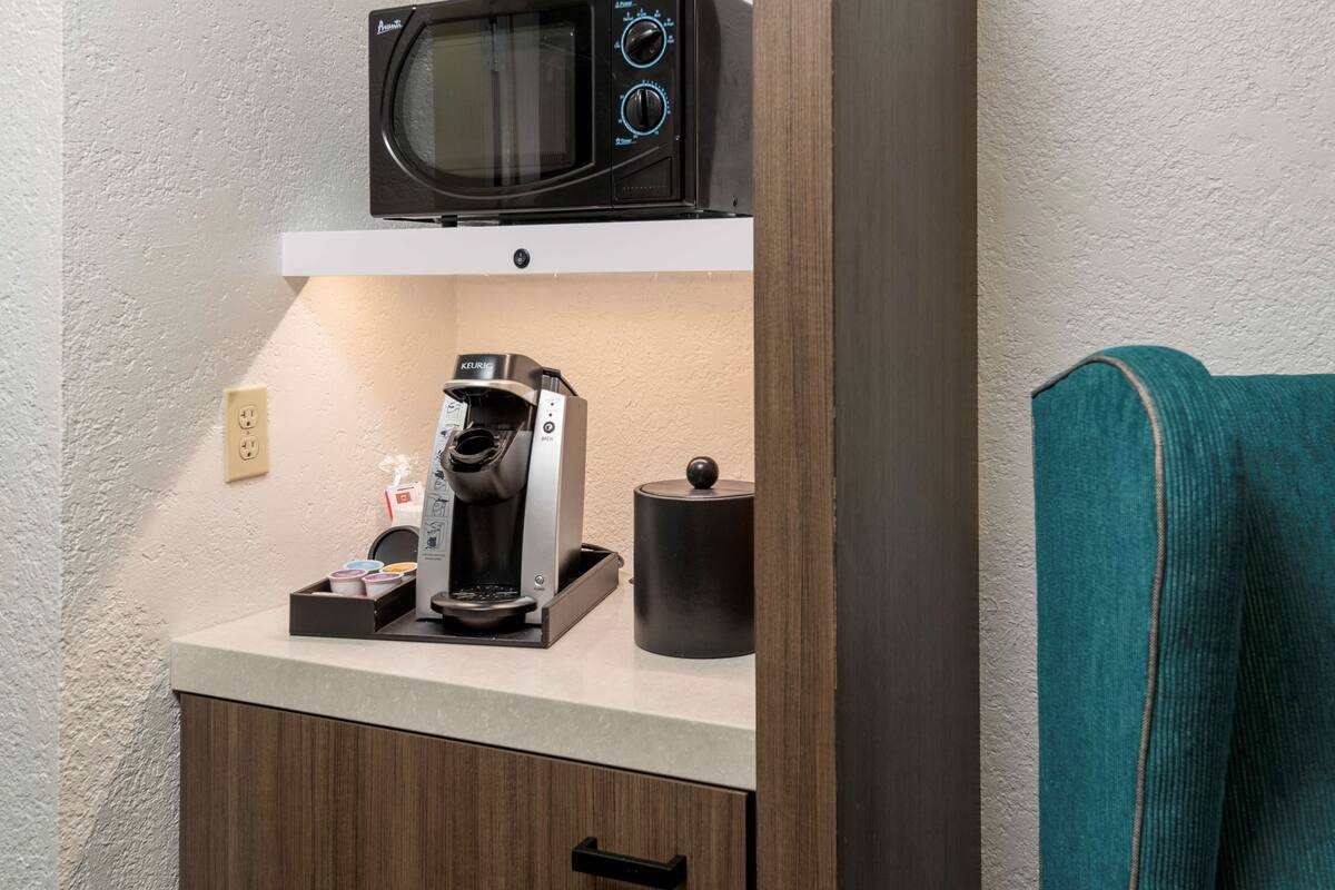 jr. suite, 1 king bed, non smoking | desk, blackout curtains, iron/ironing board, free cots/infant beds