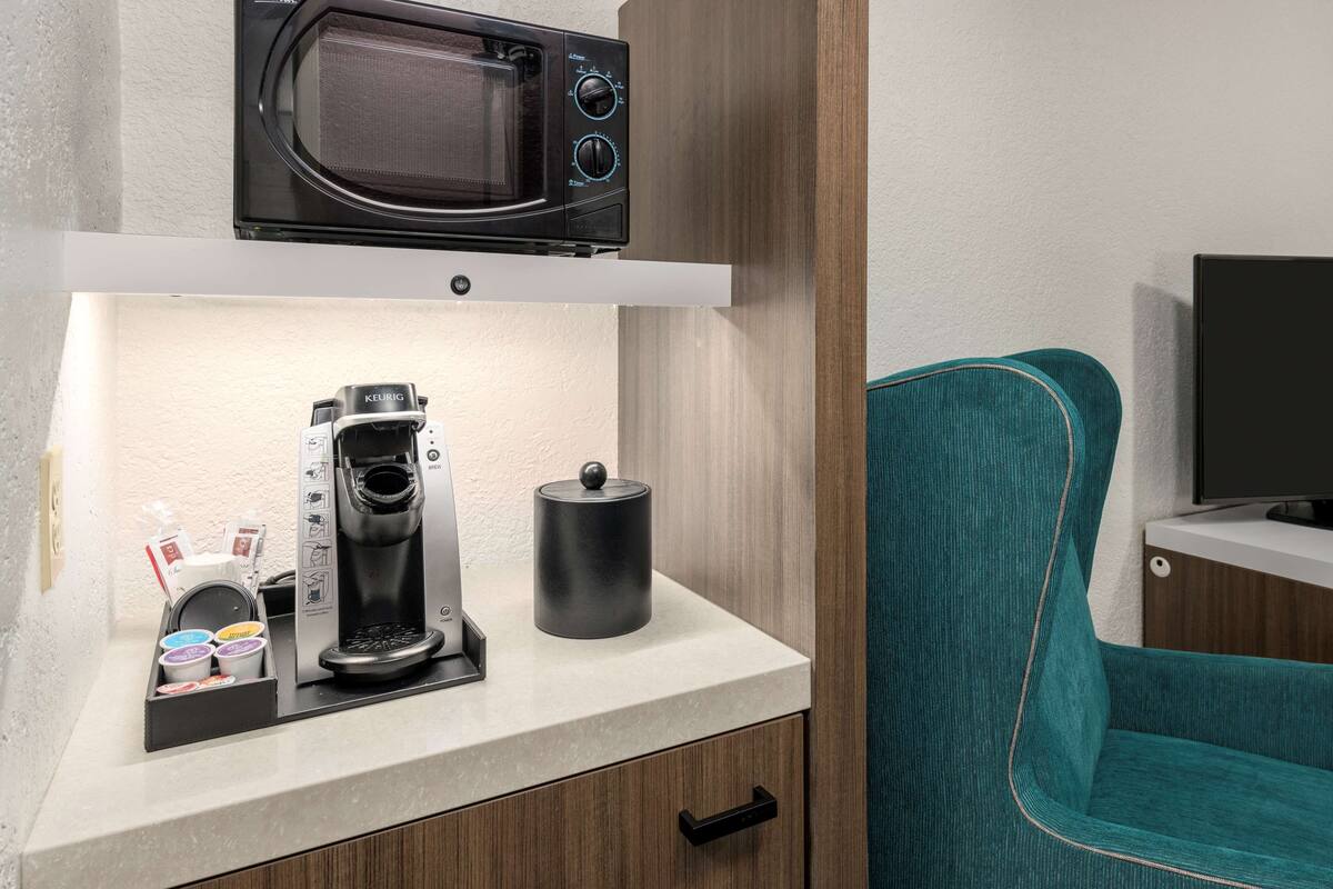 jr. suite, 1 king bed, non smoking | desk, blackout curtains, iron/ironing board, free cots/infant beds