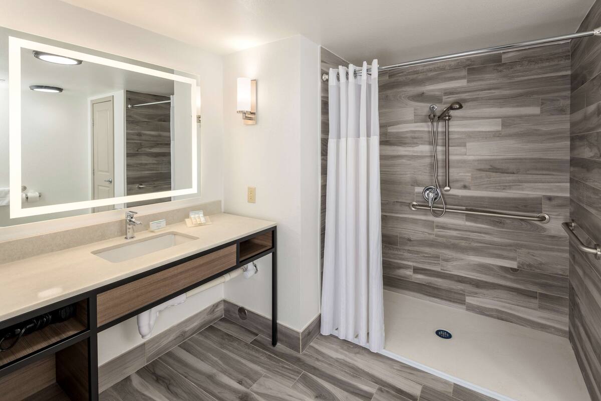 one-bedroom king suite non smoking | bathroom shower