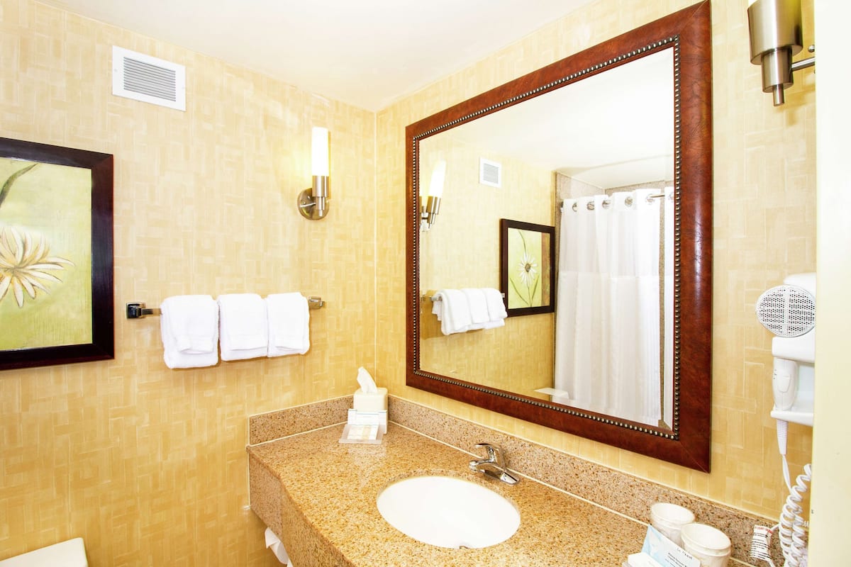 2 giường cỡ queen | Phòng tắm | Bồn tắm, máy sấy tóc, khăn tắm, xà phòng 