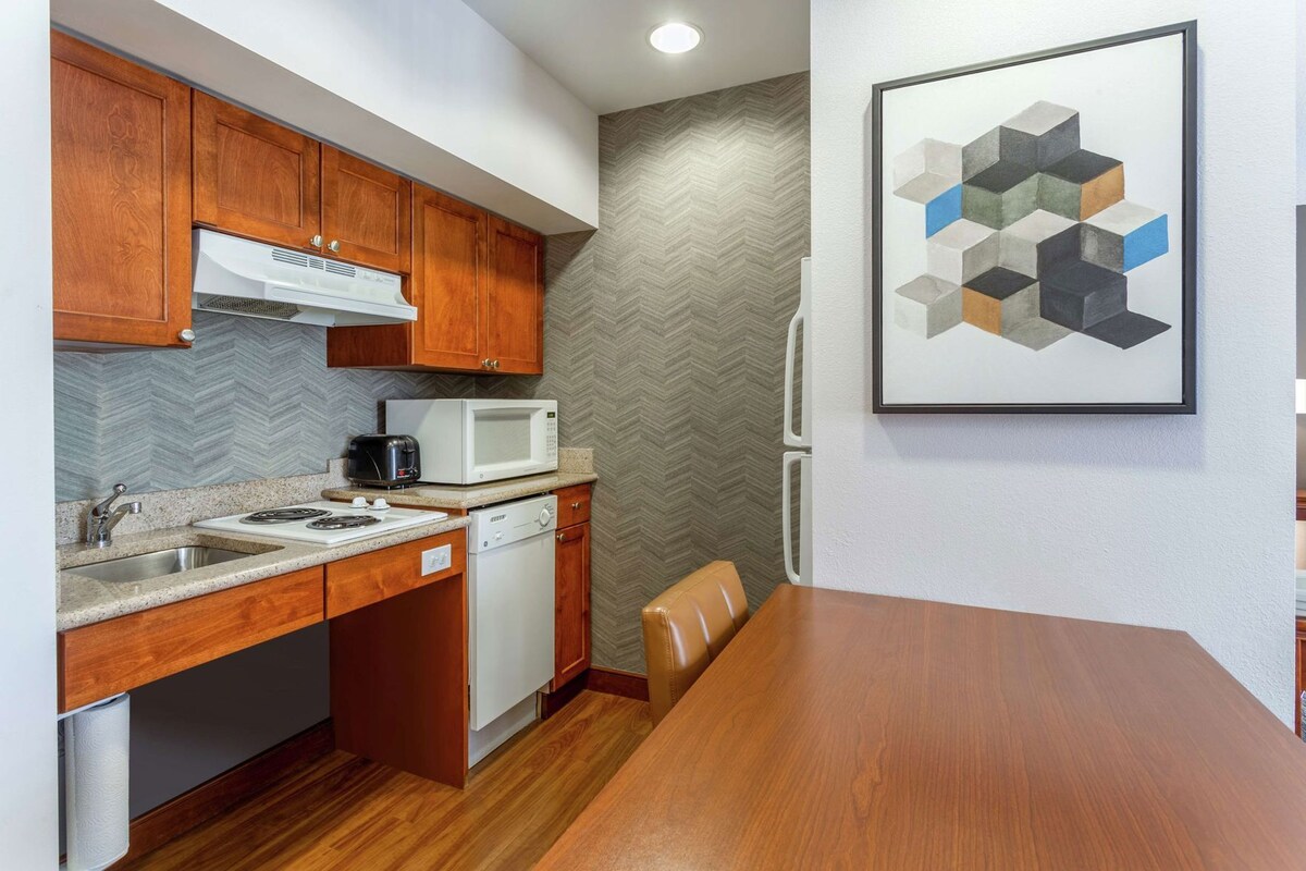 Private kitchen | Coffee/tea maker, full-size fridge, microwave, stovetop