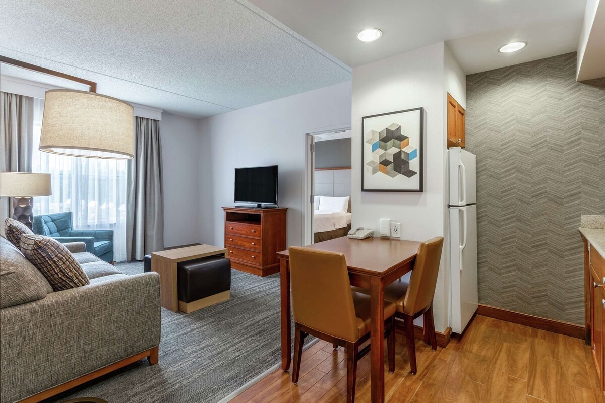 Living area | 37-inch flat-screen TV with digital channels, TV, pay movies
