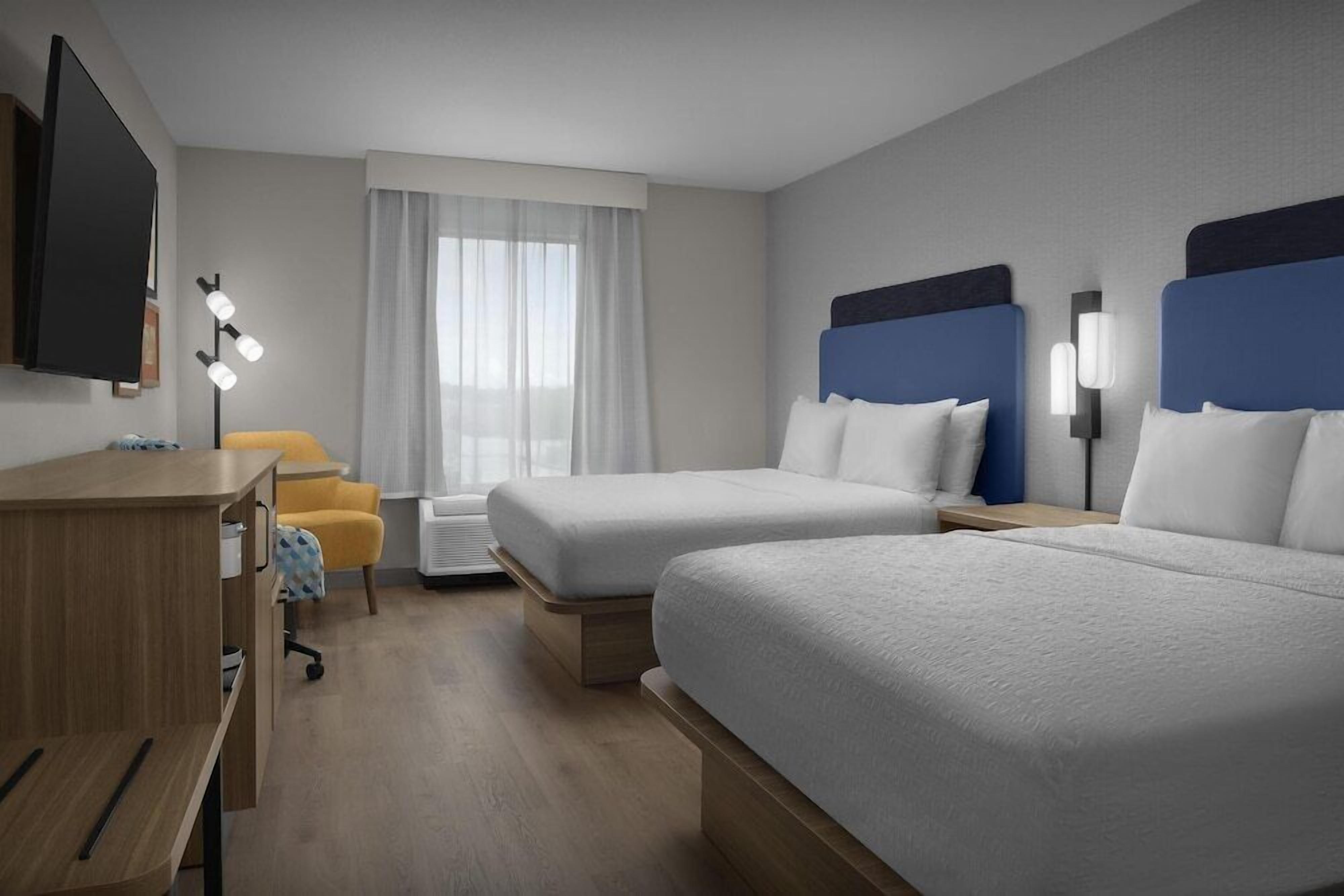 Escritorio, espacio para trabajar con laptop y cortinas blackout 
