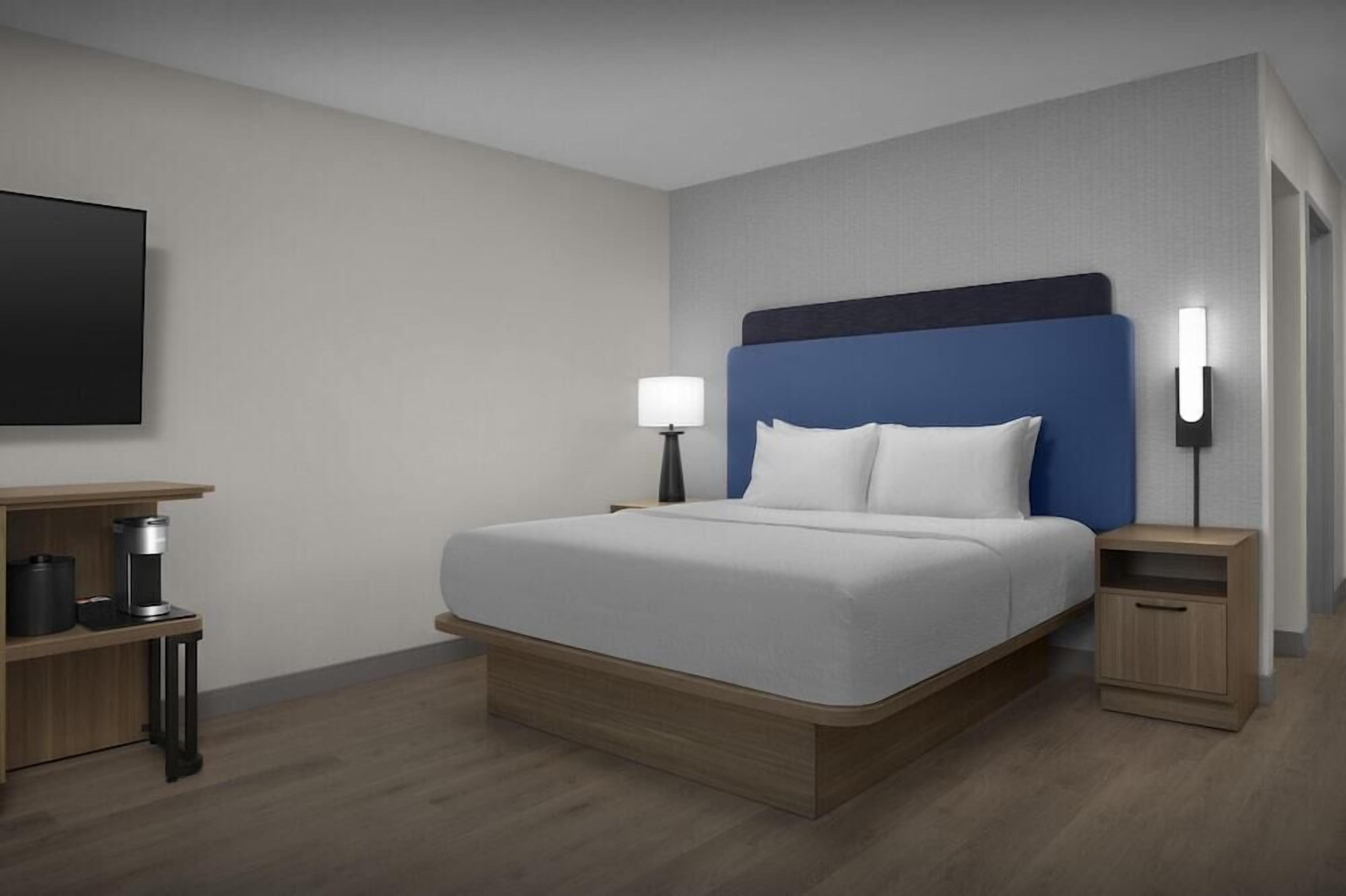 Escritorio, espacio para trabajar con laptop y cortinas blackout 