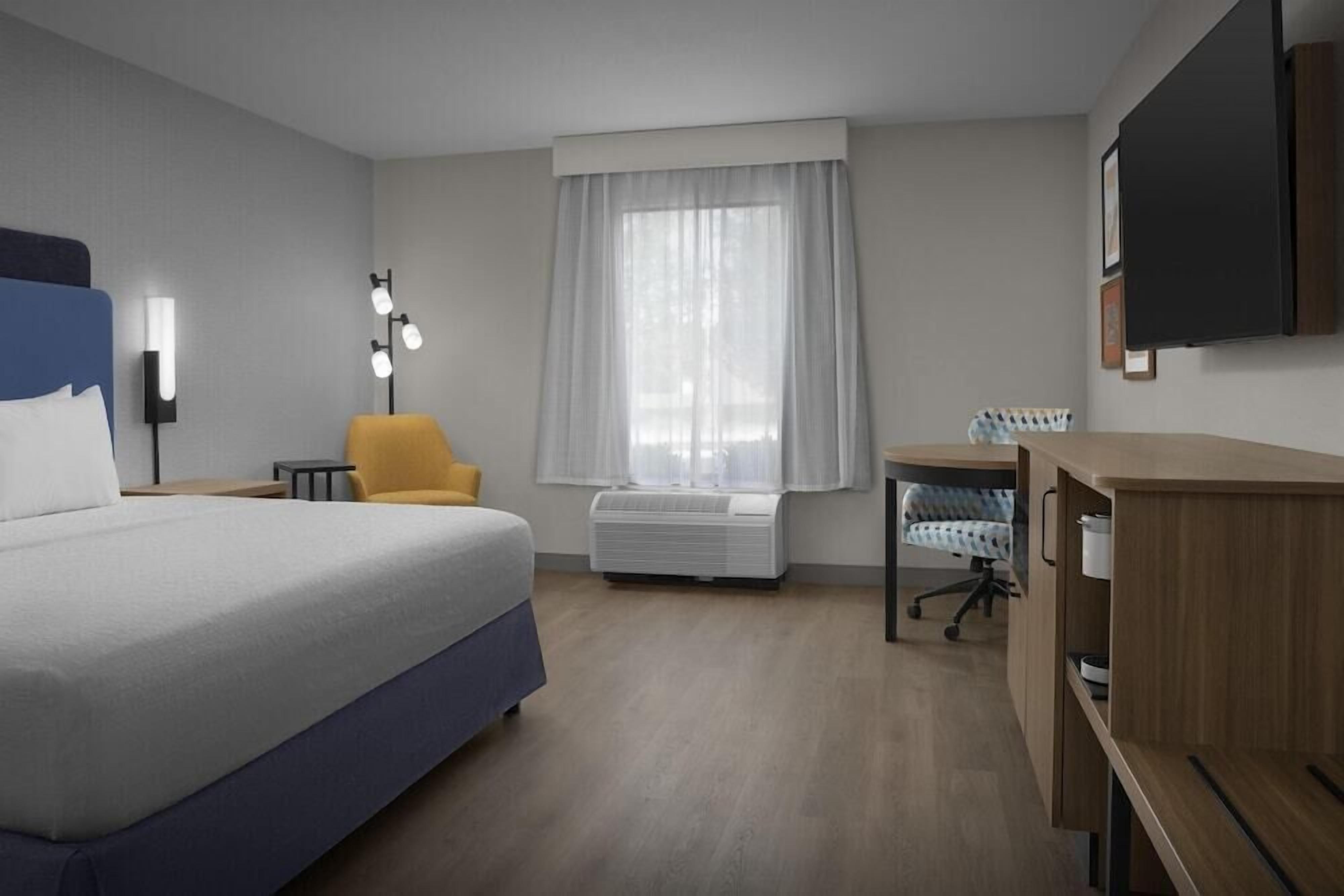 Escritorio, espacio para trabajar con laptop y cortinas blackout 