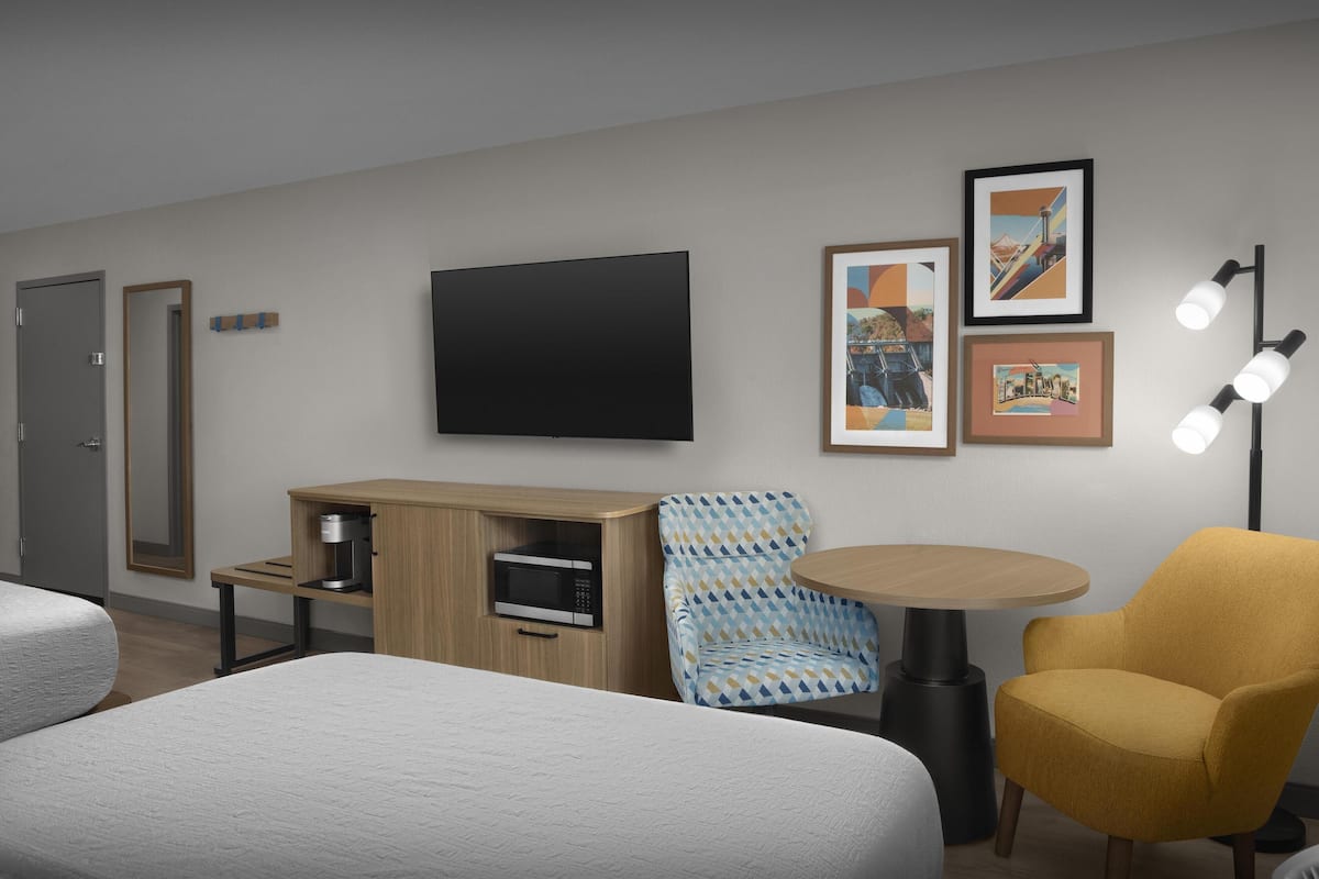 Kamer, 2 queensize bedden, niet-roken | Een bureau, een laptopwerkplek, verduisterende gordijnen