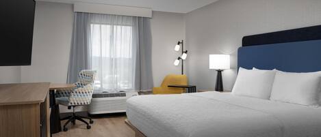 Quarto, 1 cama King, para não fumantes (Peloton) | Escrivaninha, espaço de trabalho para notebook, cortinas blackout