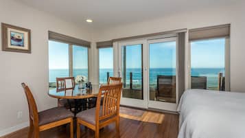 Habitación superior, 2 camas Queen size, balcón, vista al océano | Vista a la playa o el mar