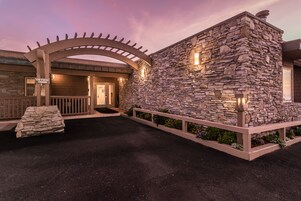 Fachada de la propiedad por la tarde o noche