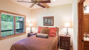 Condo, 3 Bedrooms (Gold) | 3 bedrooms, individually furnished, free wired internet