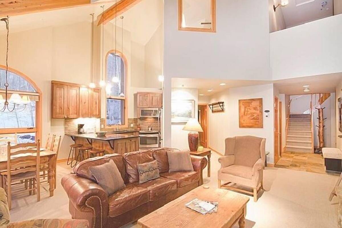 Flat-screen TV, fireplace