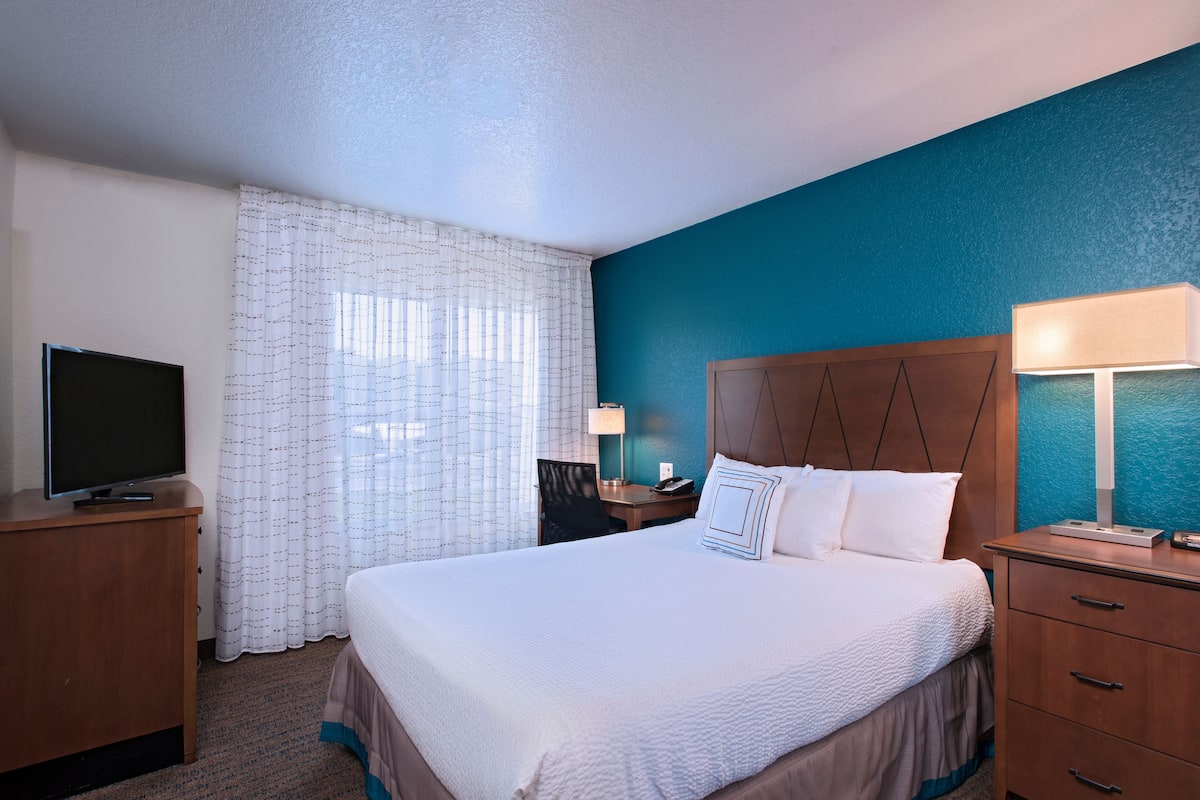 1 bedroom, premium bedding, desk, laptop workspace