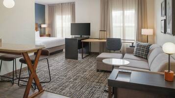 Studio Suite, 1 King Bed with Sofa bed | Premium bedding, desk, laptop workspace, blackout drapes