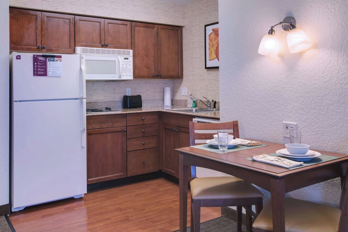 1 bedroom, premium bedding, desk, laptop workspace