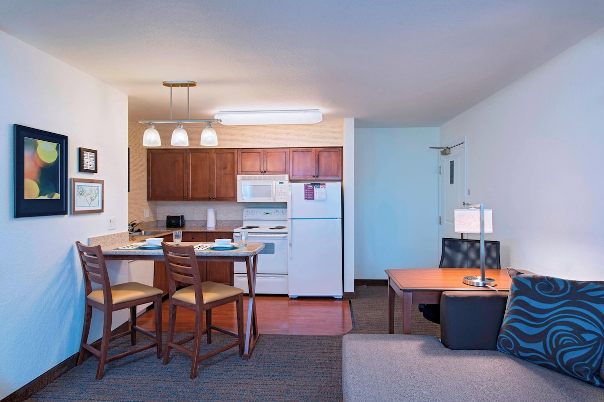 fridge, microwave, stovetop, dishwasher