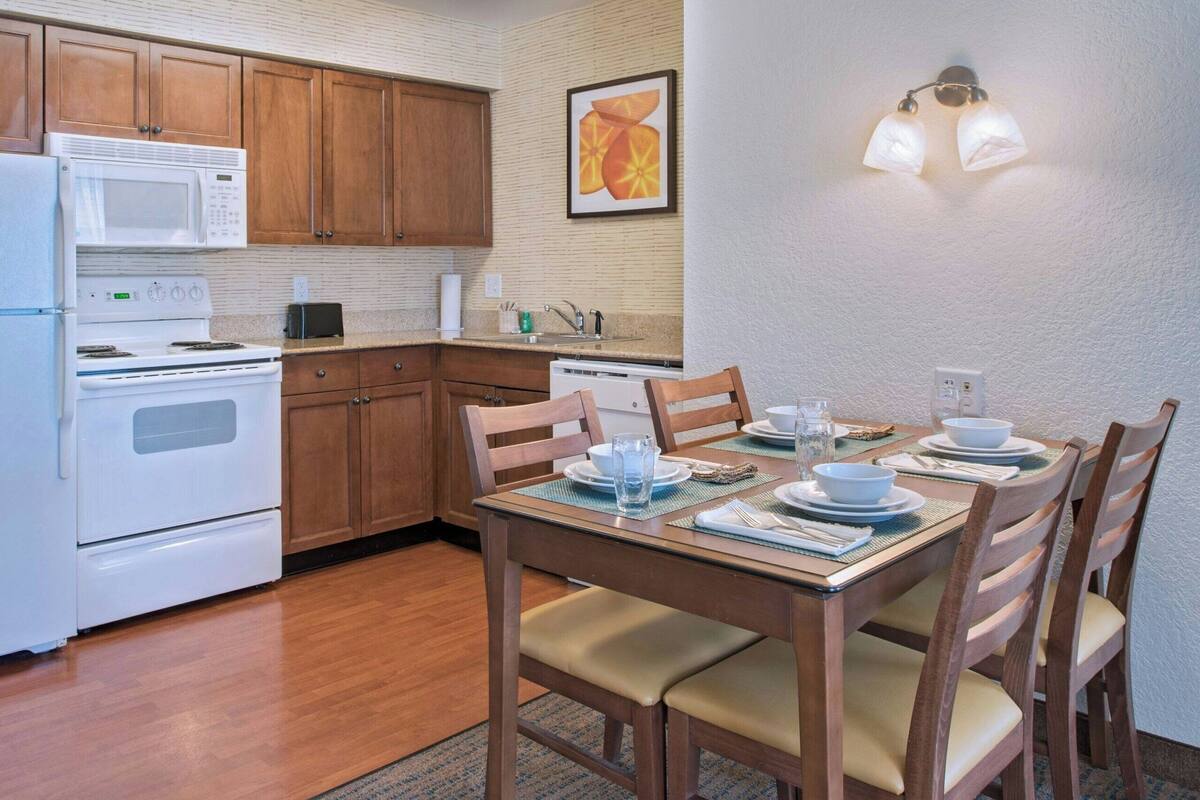 1 bedroom, premium bedding, desk, laptop workspace