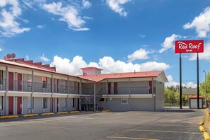 A Red Roof Inn with a two-story building, a parking lot, and a clear blue sky. - Red Roof Inn Hope (Hope)