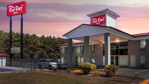 A Red Roof Inn with a modern design, featuring a large sign, a parking lot, and a well-maintained lawn. - Red Roof Inn Hope (Hope)