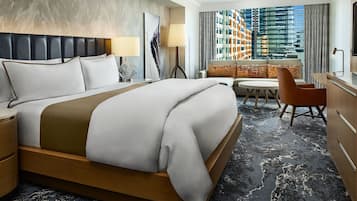 Literie de qualité, lit avec matelas à plateau-coussin, minibar