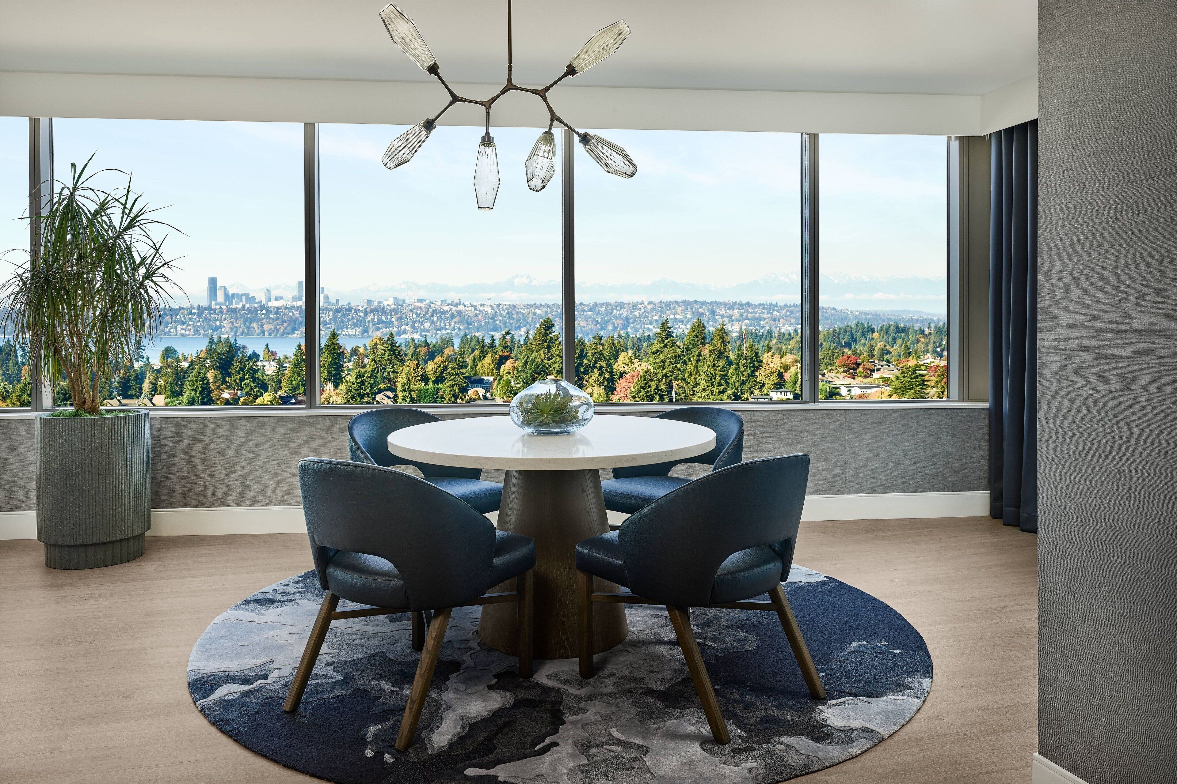 Suite, 1 letto king, ad angolo | Biancheria da letto di alta qualità, materassi a doppio strato, minibar