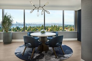 Suite, 1 King Bed, Corner | Premium bedding, pillowtop beds, minibar, in-room safe