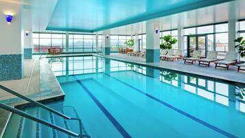 室內泳池;05:00 至 23:00 開放;躺椅