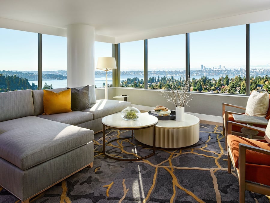 En 32-tommers Flatskjerm-TV med førsteklasses TV-kanaler samt TV