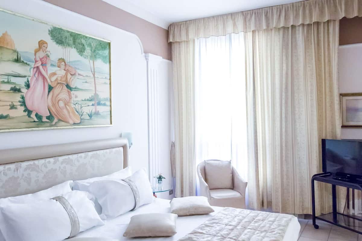 Family Room | Minibar, in-room safe, desk, iron/ironing board