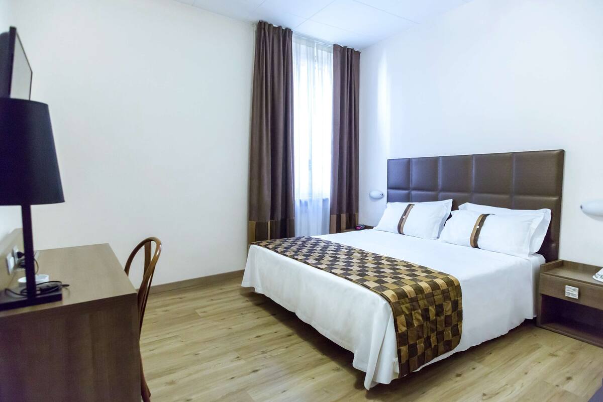 Classic Room, 1 King Bed, Non Smoking | Minibar, in-room safe, desk, iron/ironing board