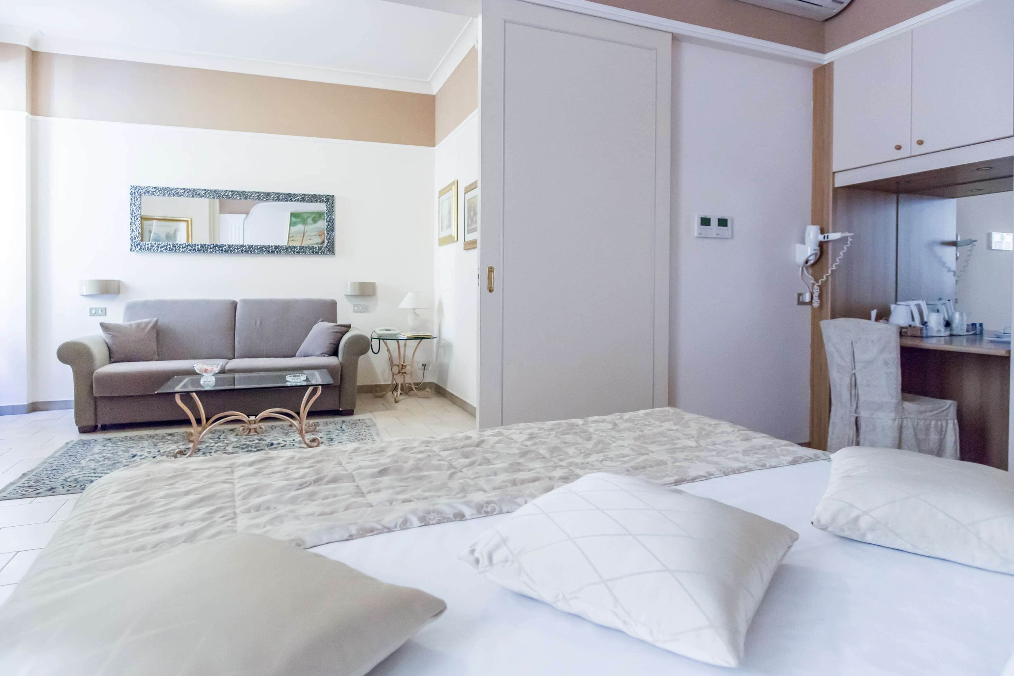 family room, multiple beds, non smoking | minibar, in-room safe, desk, iron/ironing board