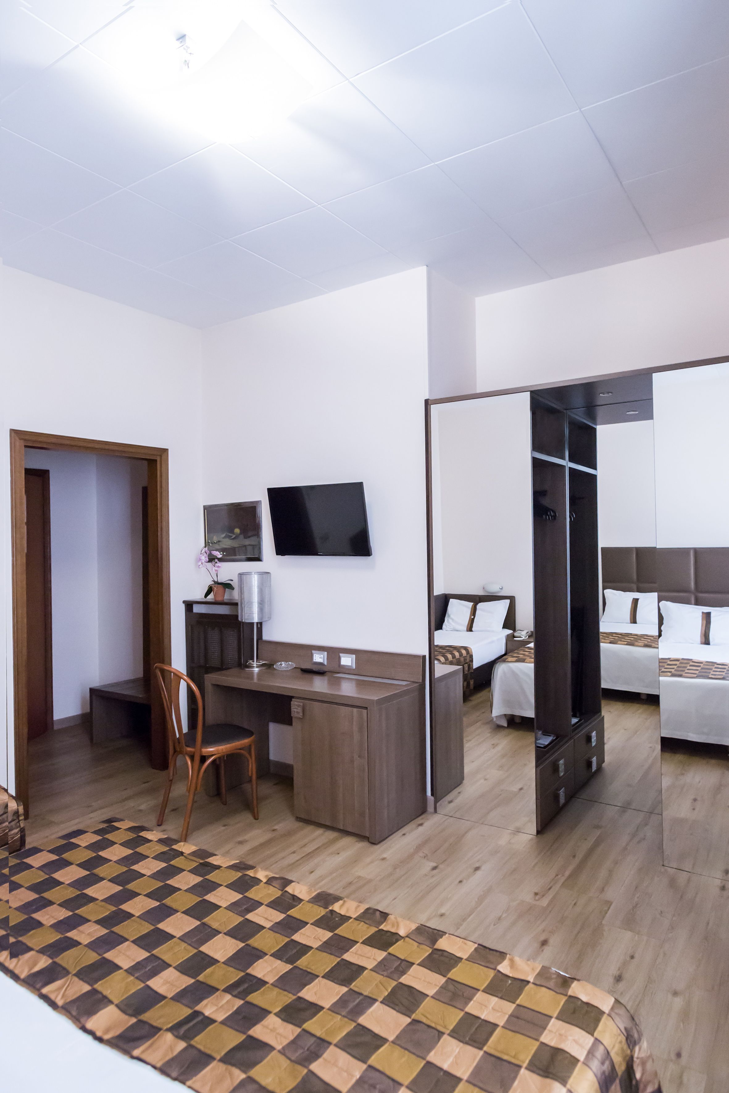 classic room, 2 single beds, non smoking | minibar, in-room safe, desk, iron/ironing board