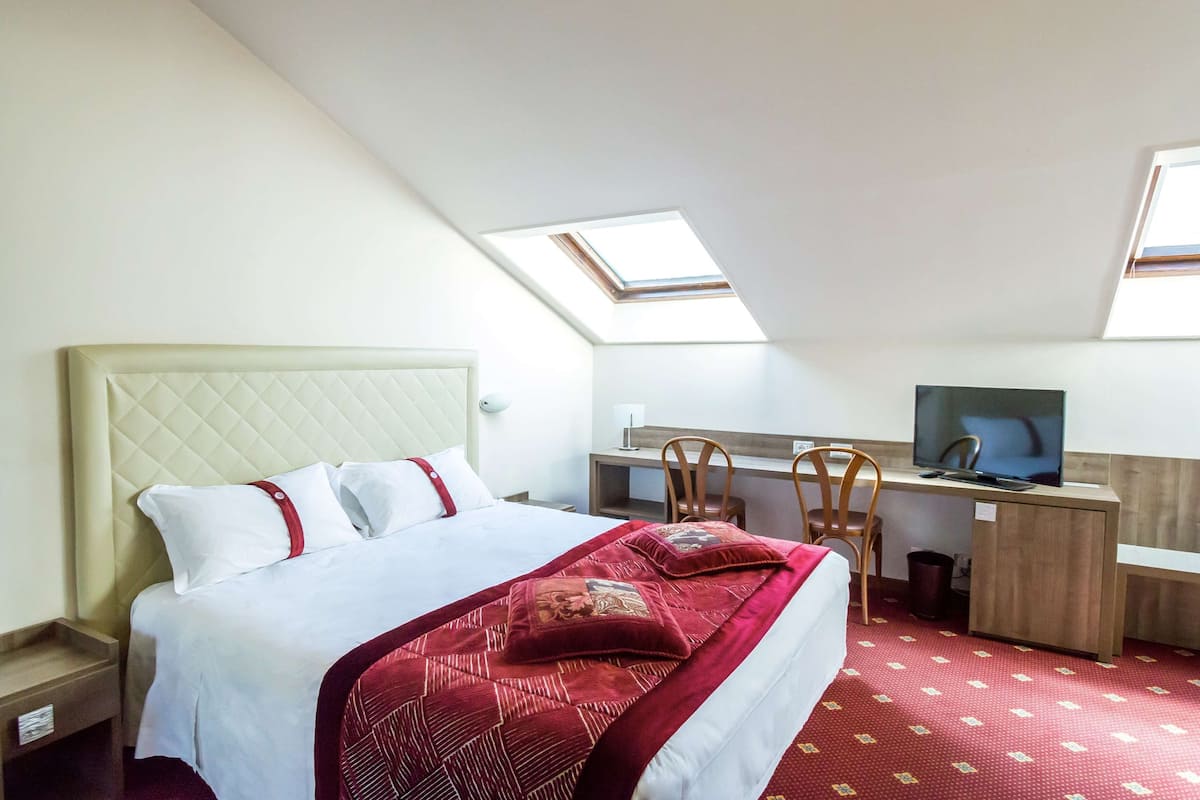 Minibar, in-room safe, desk, iron/ironing board