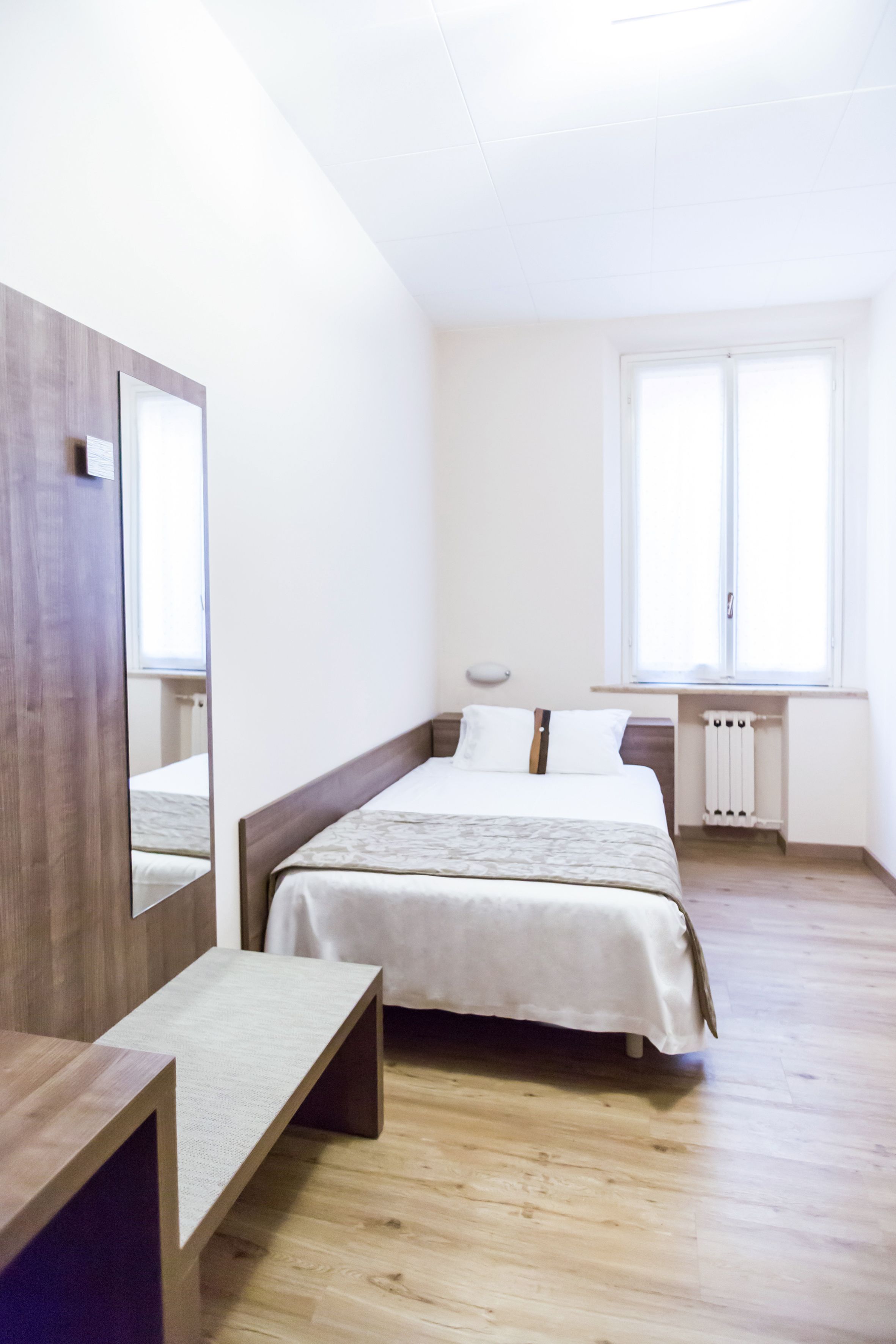 standard room, 1 single bed, non smoking | minibar, in-room safe, desk, iron/ironing board