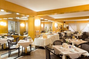 Daily continental breakfast (EUR 15 per person)