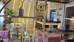 Un intérieur moderne avec une cloison en verre, un espace salon et un bar.