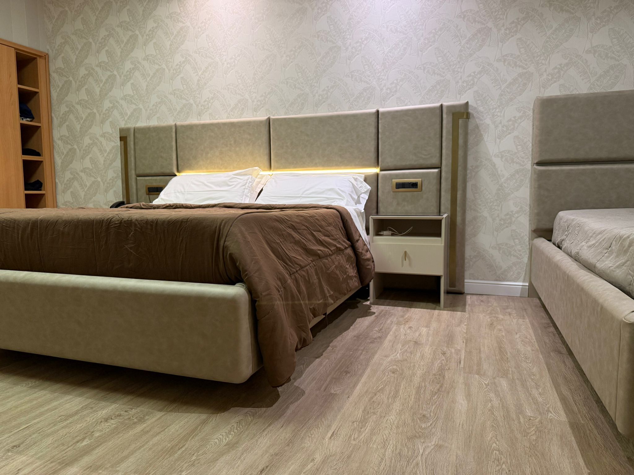Couette en duvet, coffre-fort, bureau, rideaux d’obscurcissement