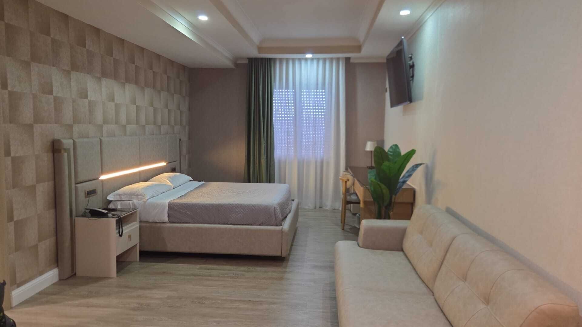 Chambre quadruple | Couette en duvet, coffre-fort, bureau, rideaux d’obscurcissement