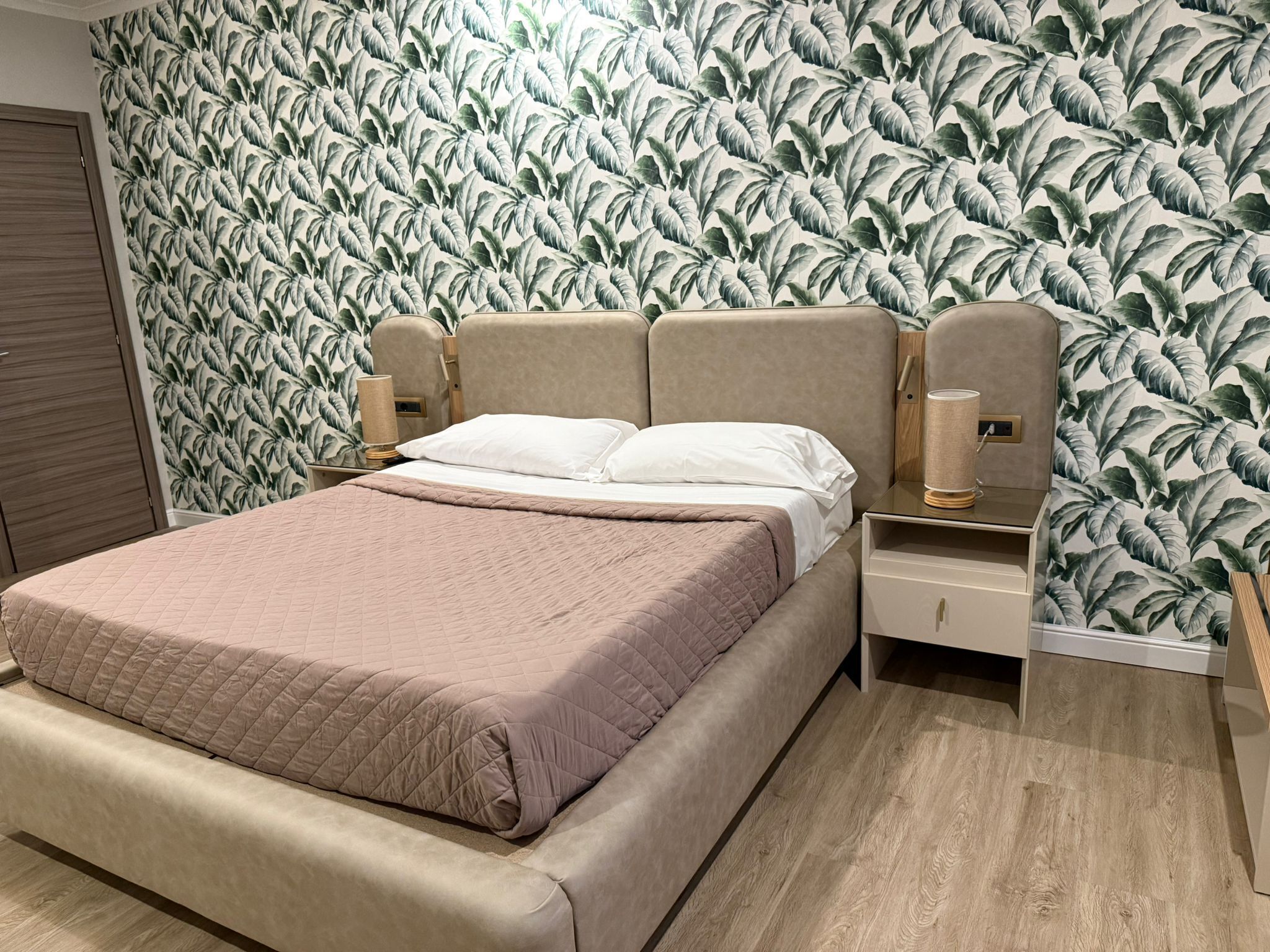 Couette en duvet, coffre-fort, bureau, rideaux d’obscurcissement