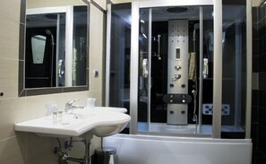 Hydromassage showerhead, free toiletries, hair dryer, bathrobes - Hotel Daytona (Casoria)