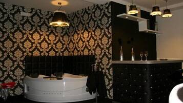 Deep soaking bathtub